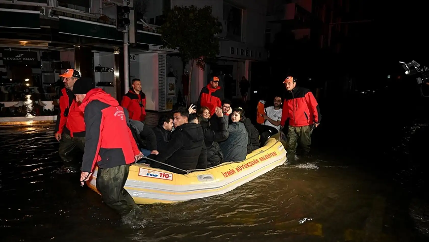 Yağışlar denizi taşırdı: Birçok yer su altında kaldı!