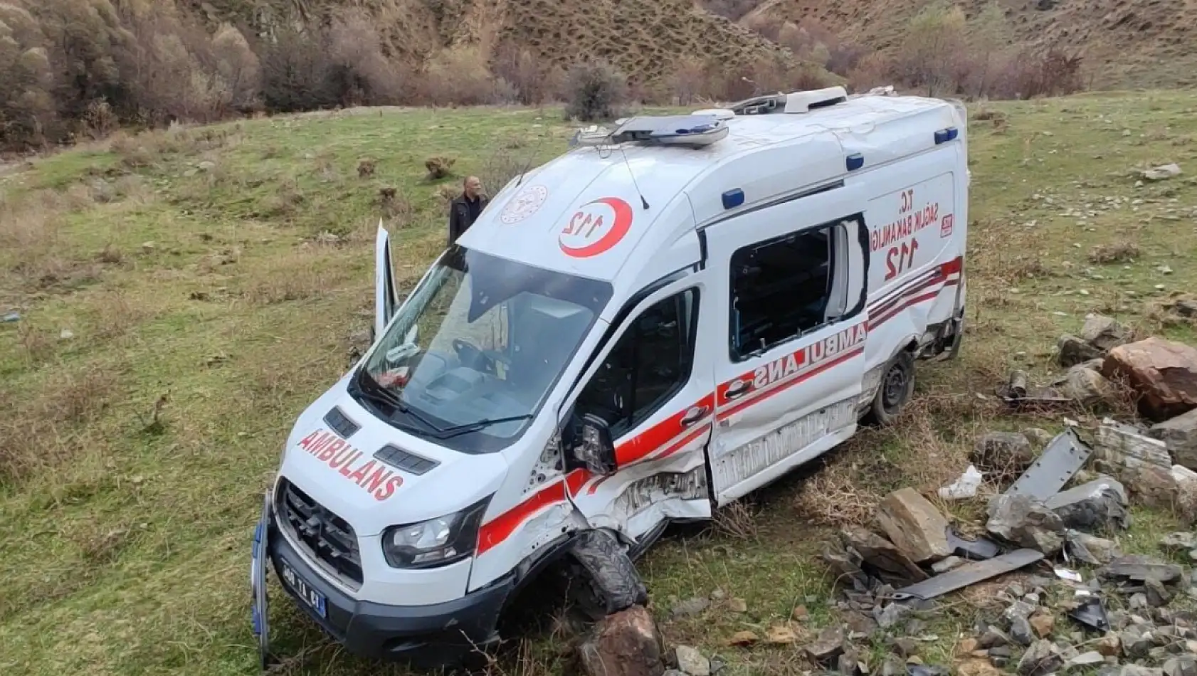 Yaralılara almaya giden ambulans şarampole yuvarlandı