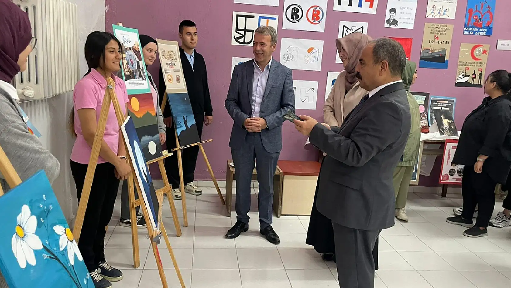 Yunak Cemal Karacan Anadolu Lisesi'nden Yıl Sonu Resim Sergisi