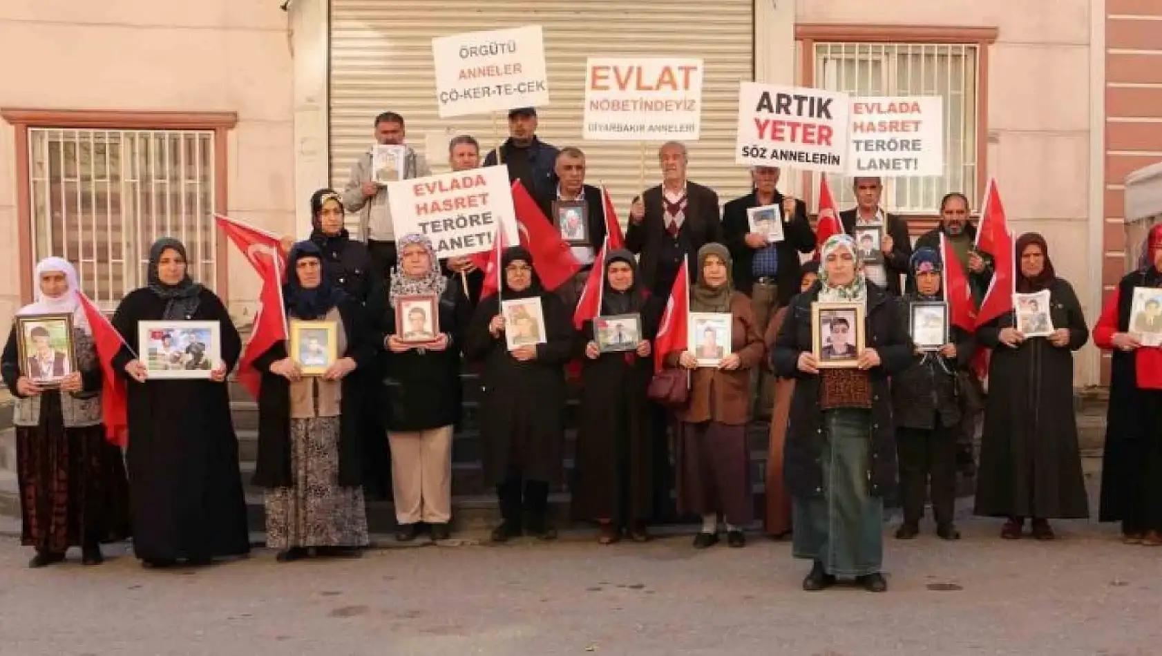 Yüzlerce aile HDP ve PKK'dan evlatlarını istiyor