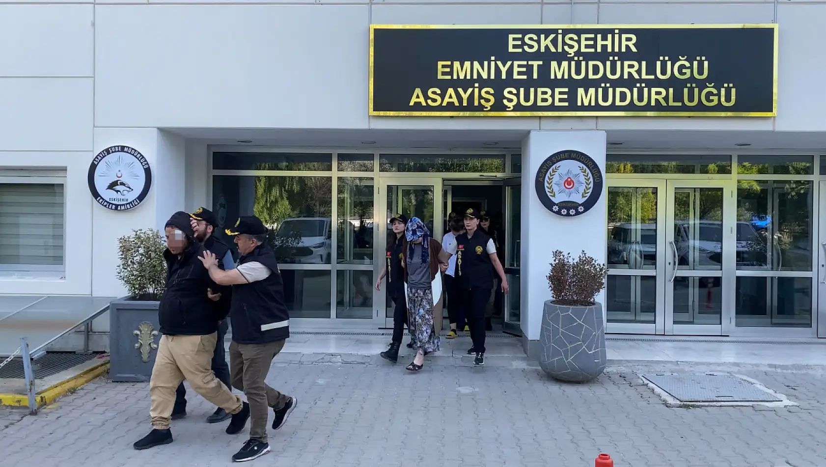 Sokak bir anda karıştı! Polis dahil 11 kişi yaralandı