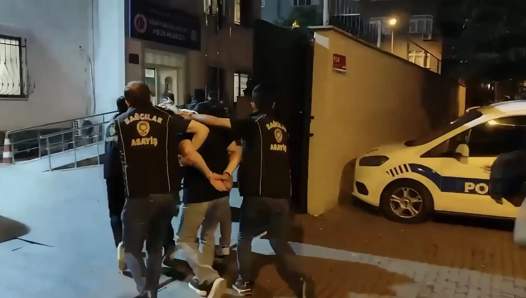 Polisten kaçan firarileri fısıltıları ele verdi