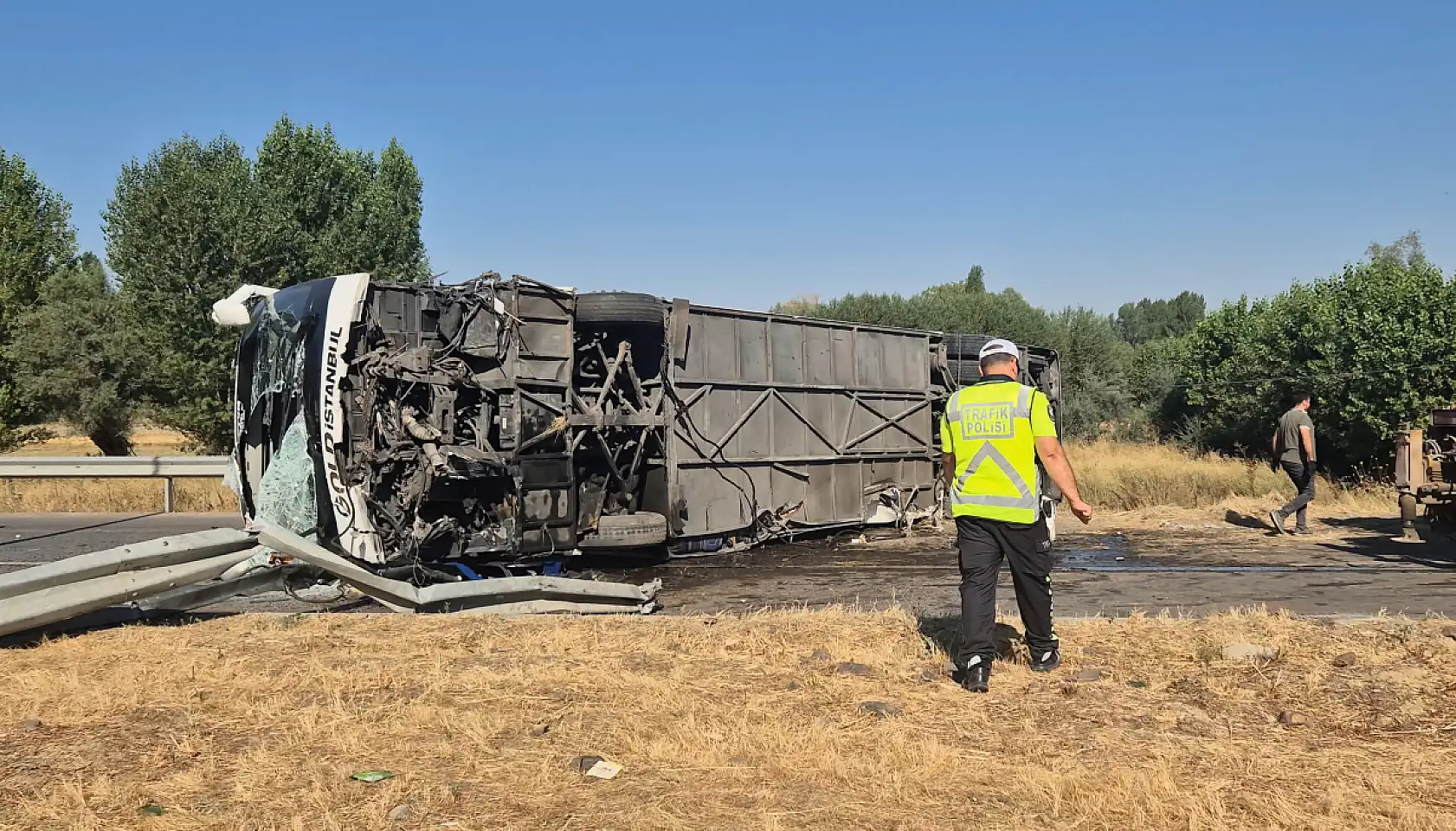 Antalya yolunda korku dolu anlar! Yolcu otobüsü devrildi, çok sayıda yaralı var