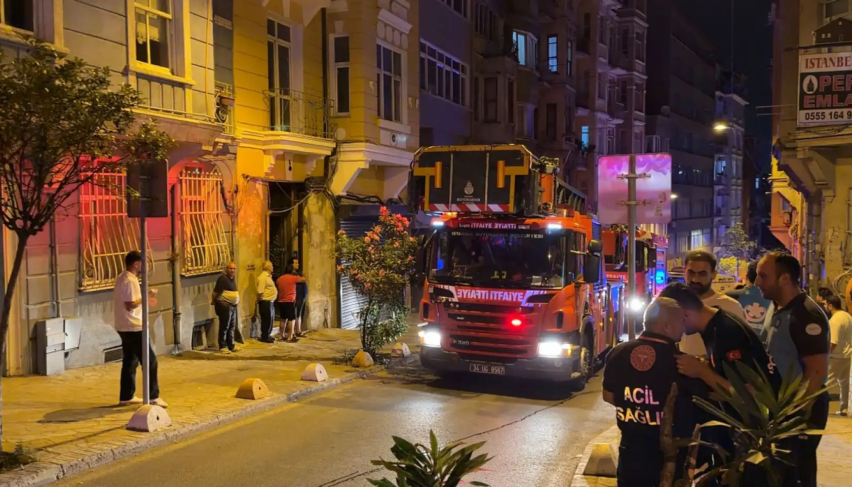 Mutfak duvarı bir anda çöktü! Bina boşaltıldı