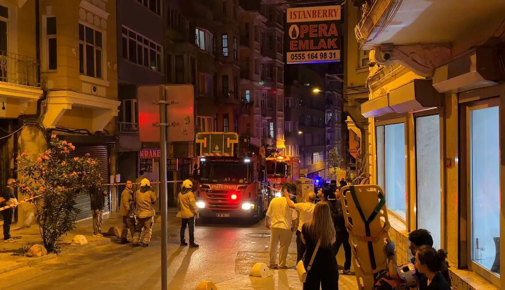 Mutfak duvarı bir anda çöktü! Bina boşaltıldı