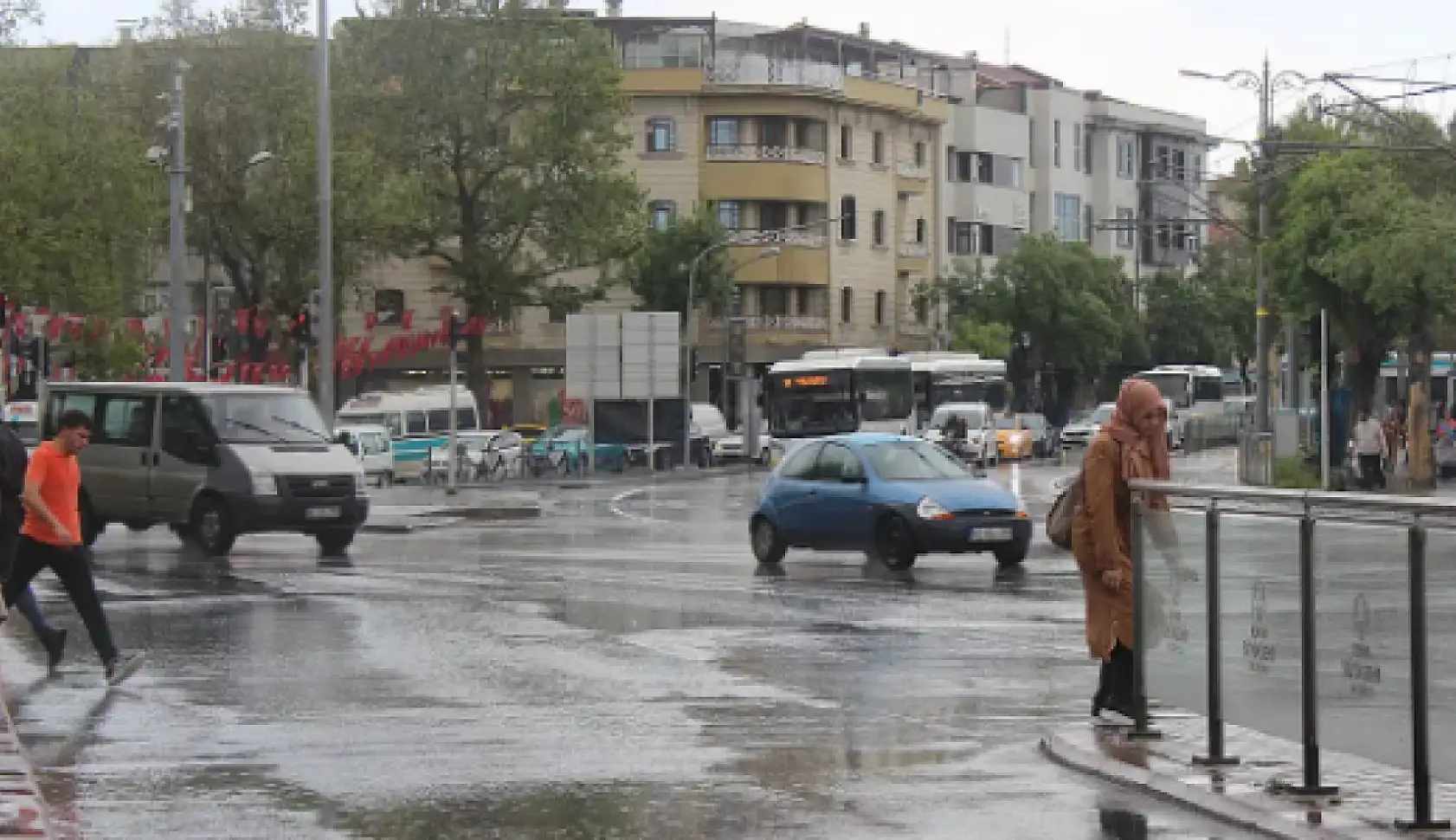 Konya'ya sağanak yağış uyarısı: Plan yapanlar önlem alın!