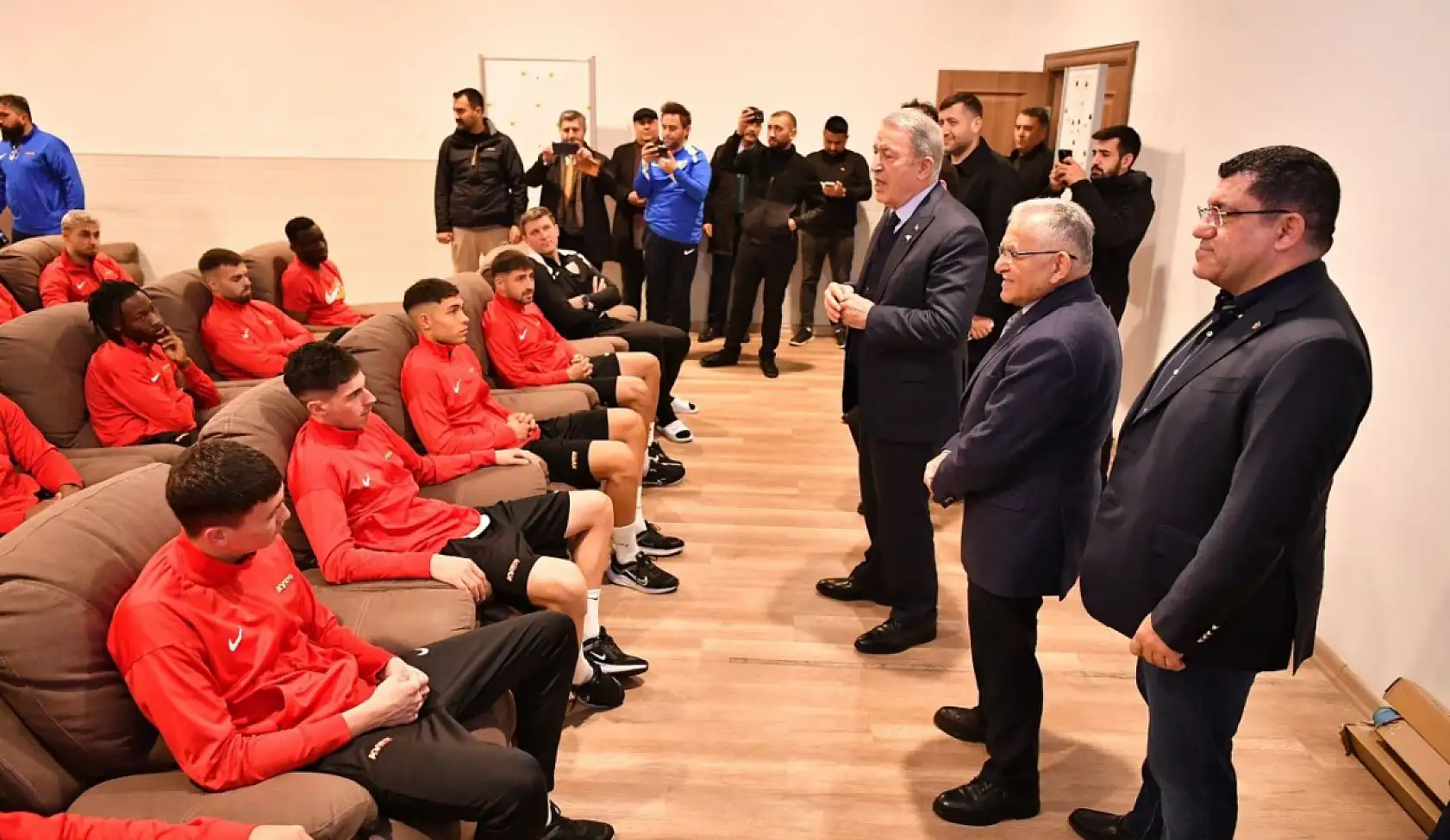 Hulusi Akar'dan Kayserispor'a tam destek!