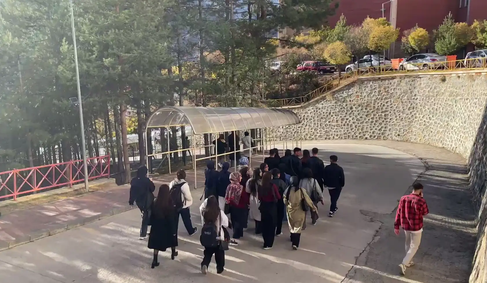 Üniversitede rehin krizi sonrası öğrencilerden sessiz yürüyüş