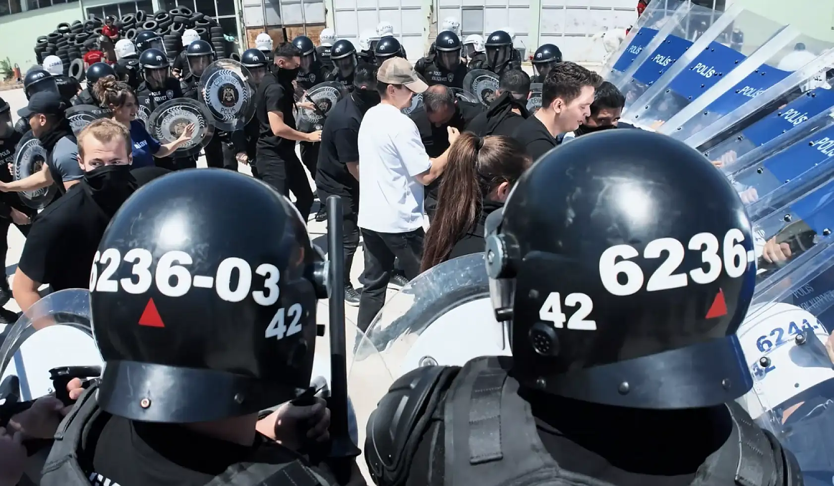 Konya'da bir grup polise saldırdı: Ekipler alarma geçti!