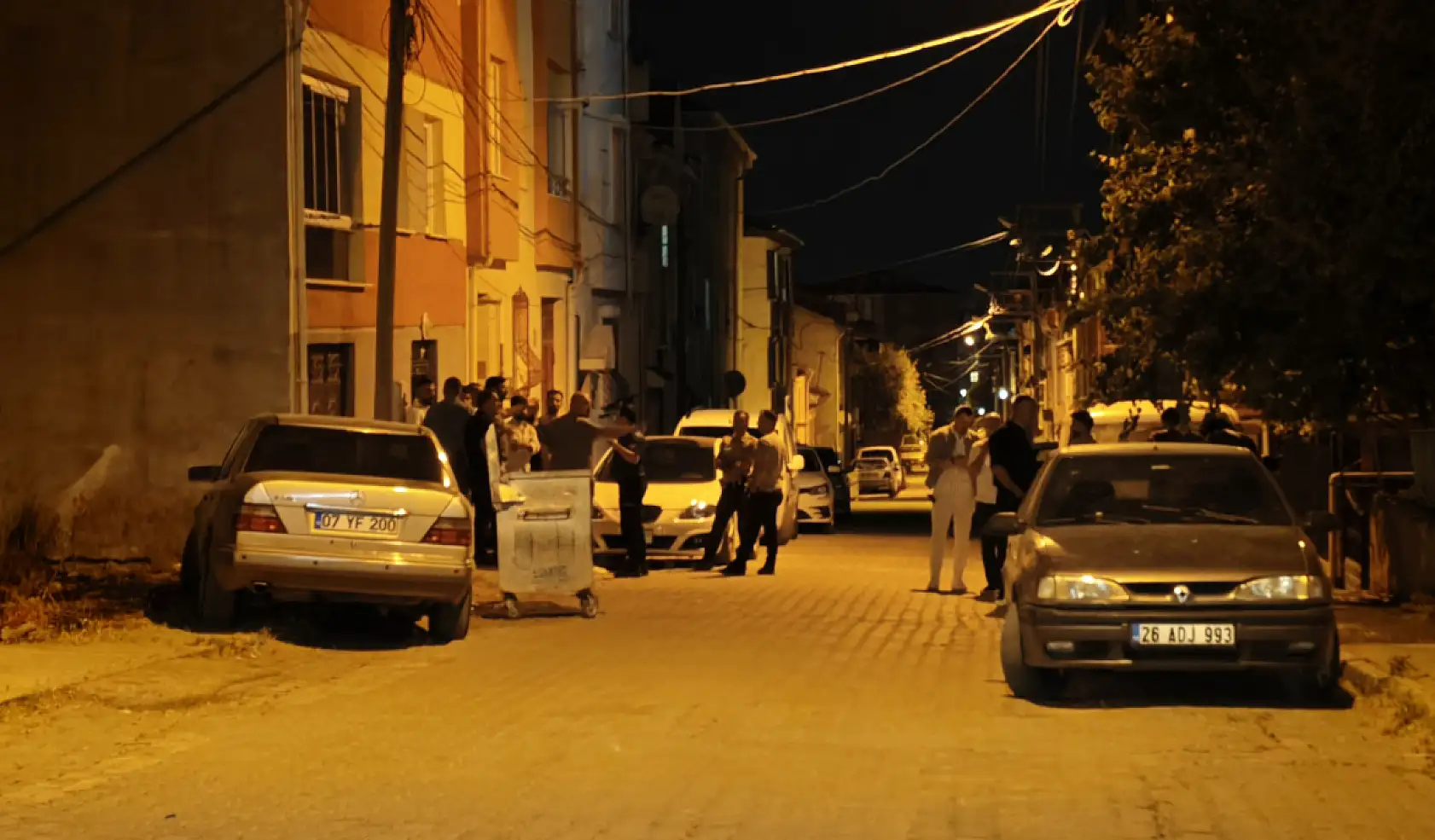 Sokak bir anda karıştı! Polis dahil 11 kişi yaralandı