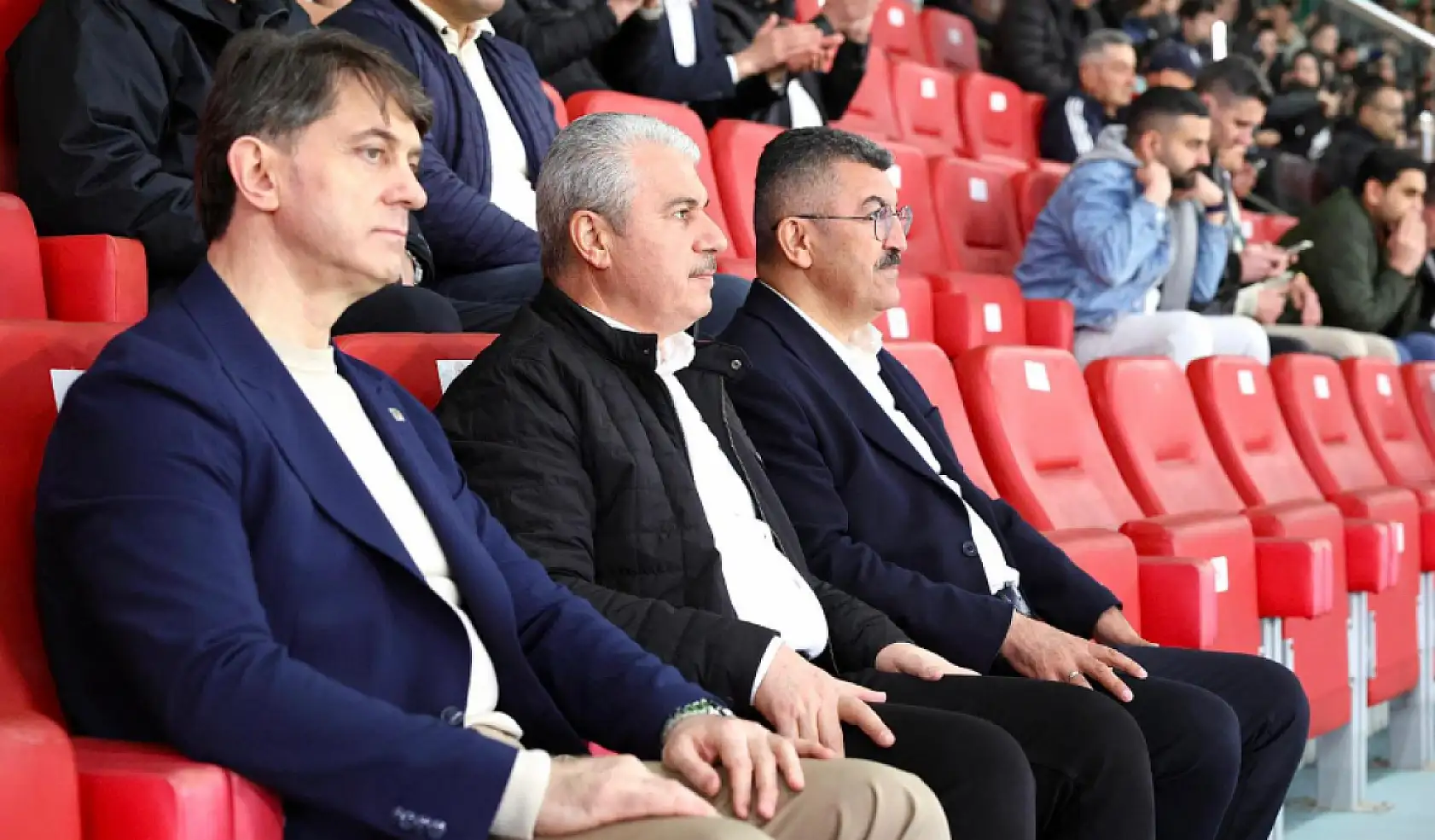 Müdür Koç ilk maçında taraftarların ilgi odağı oldu!