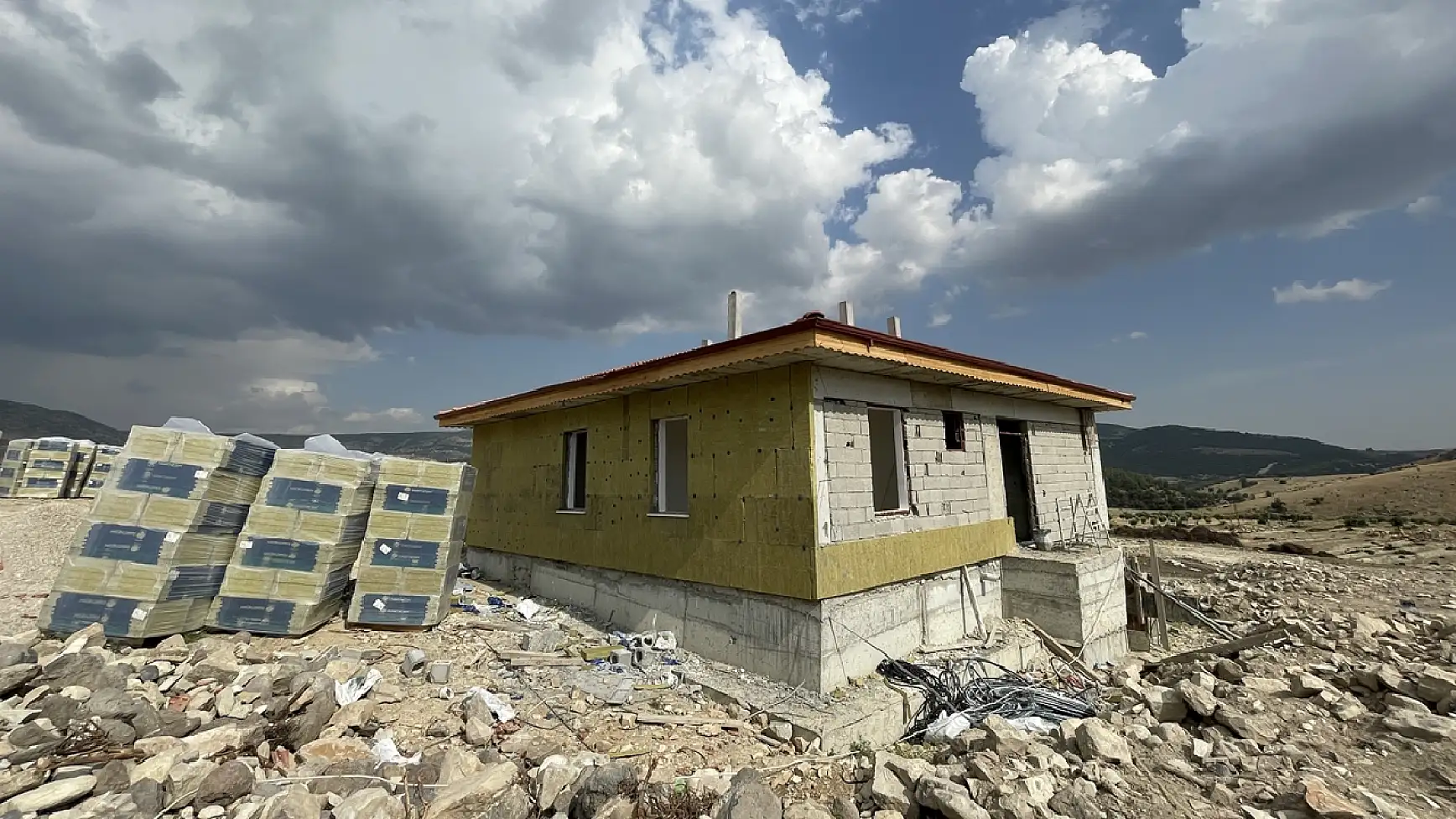 Kilis'te depremzedeler için yapılan köy evlerinin inşası sürüyor