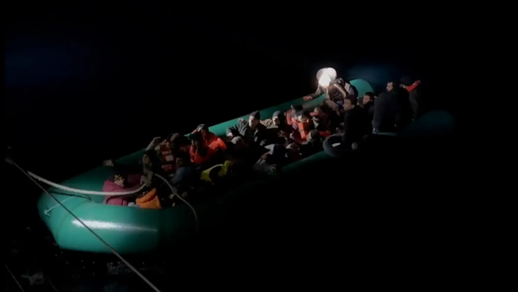 20 göçmen bot üstünde yakalandı