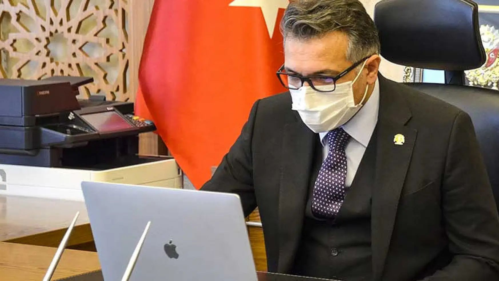 Korona tedavisinin ardından görevine dönen Rektör Metin Aksoy virüsün etkilerini hala hissediyor