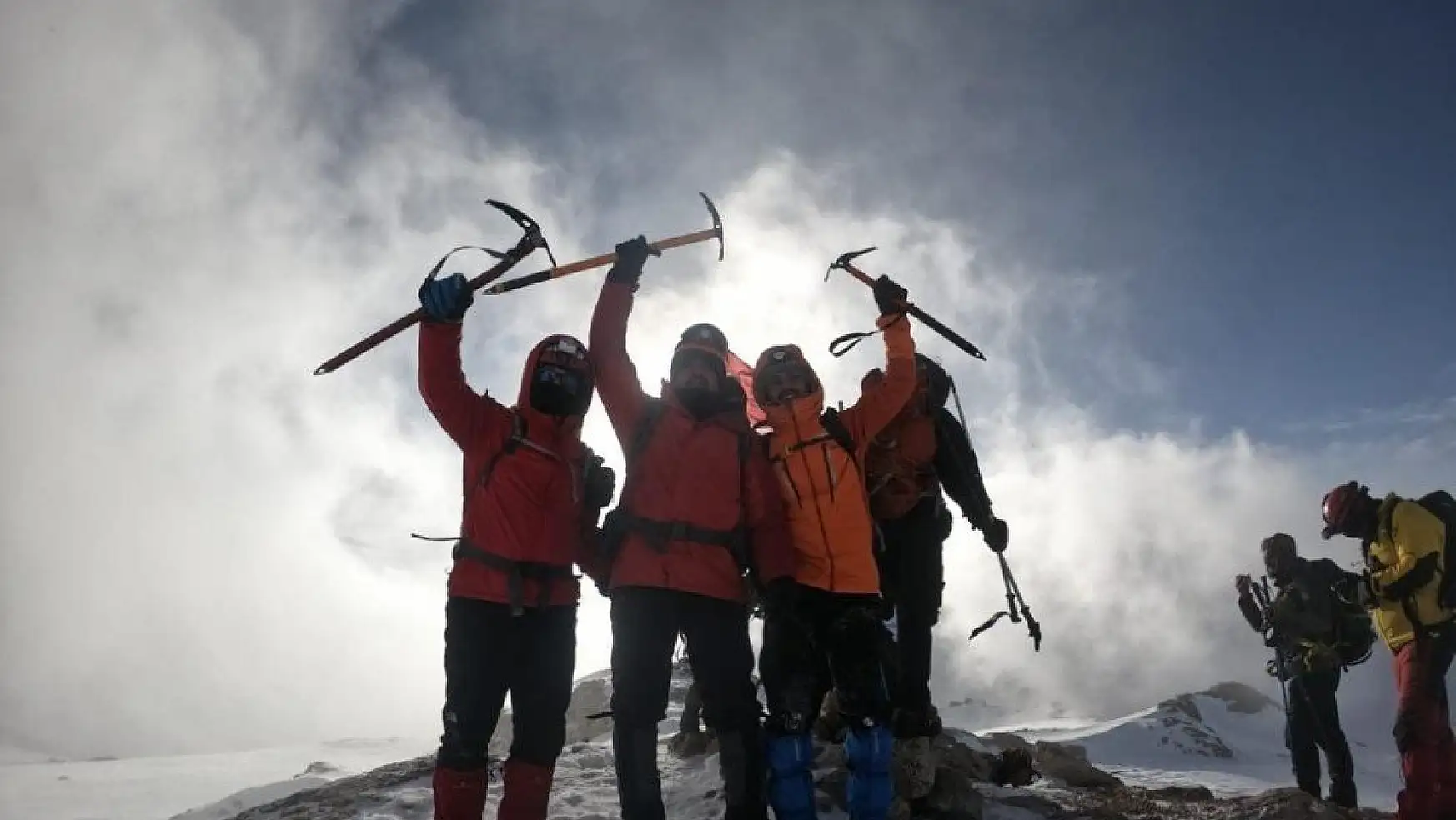 Konyalı dağcılar Berit Dağı zirvesinde şehitleri andılar