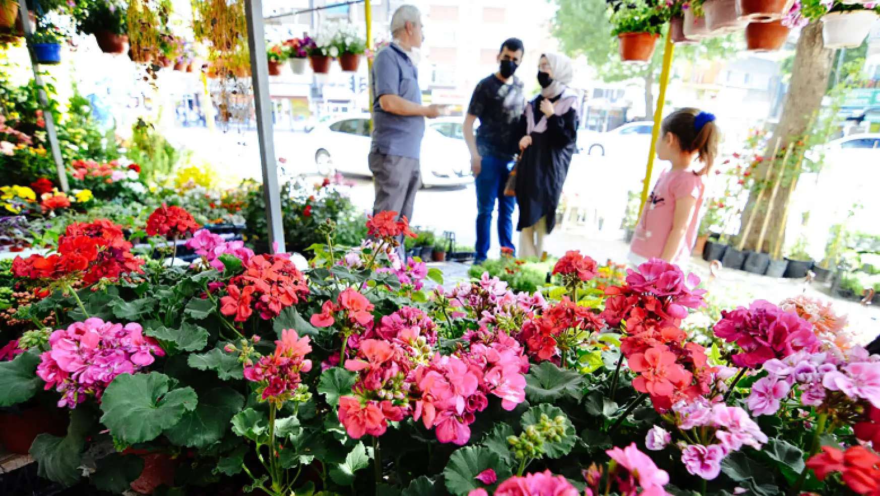Konya'da çiçekçilerde bahar dönemi yoğunluğu yaşanıyor
