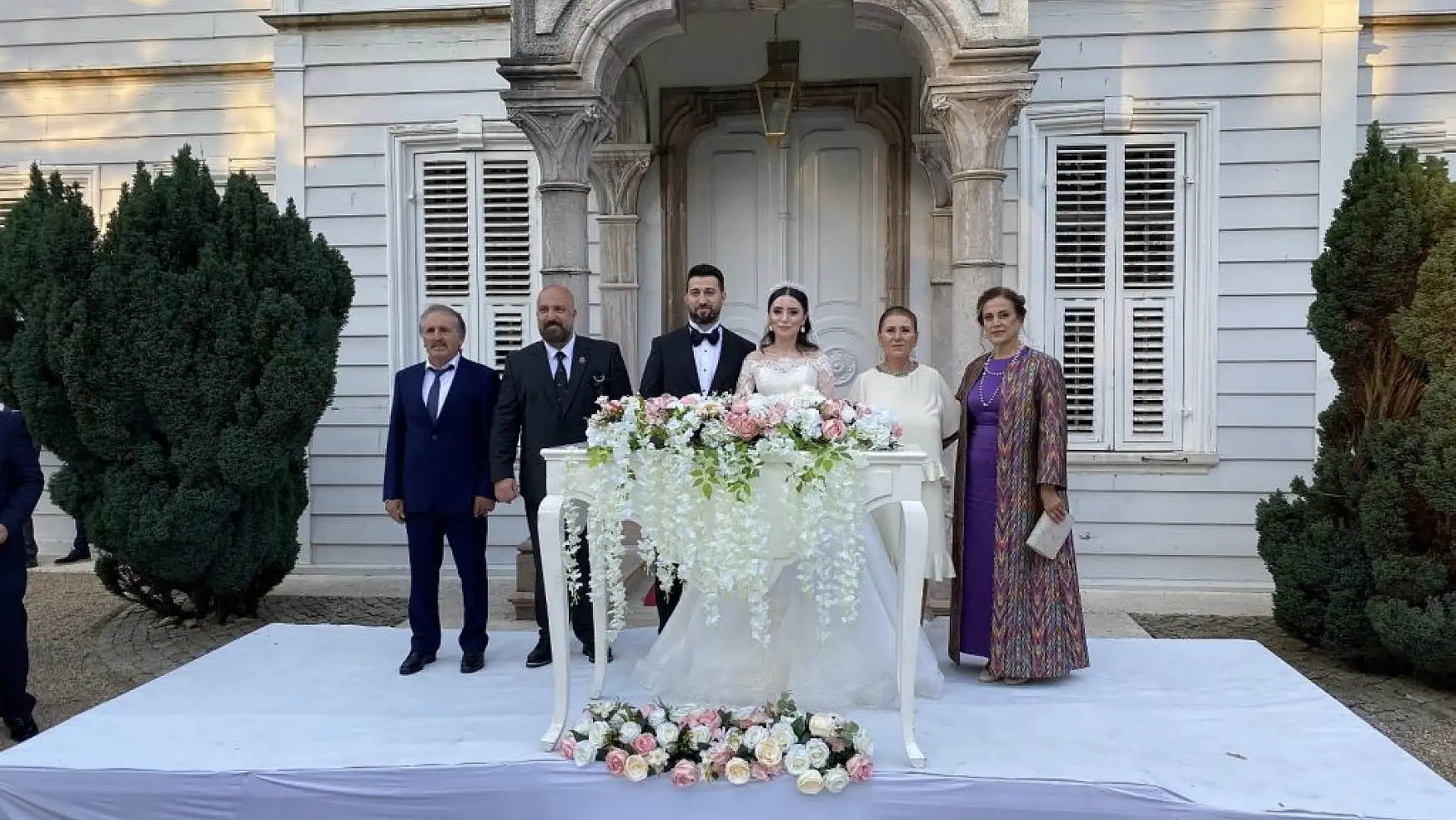Bir Osmanlı şehzadesi daha dünya evine girdi! Yavuz Selim Osmanoğlu Maslak Kasrı'nda evlendi