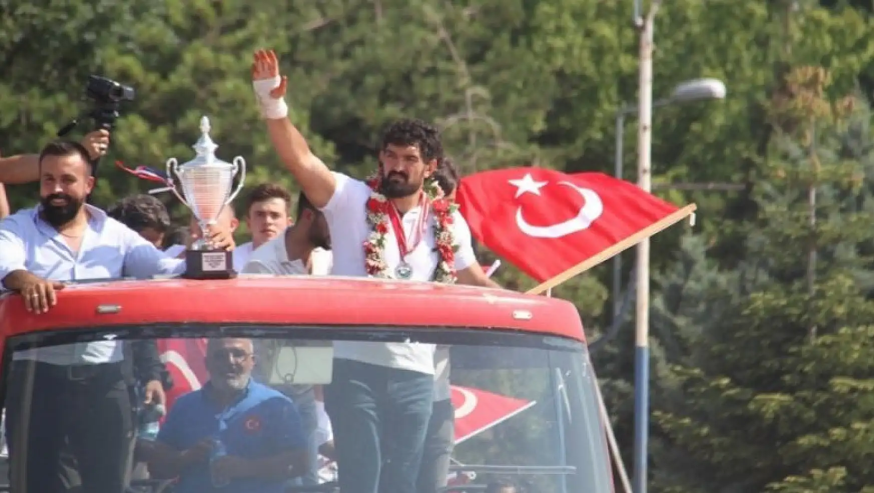 Edirne'den dönen Konyalı pehlivan İsmail Koç'a şampiyon gibi karşılama