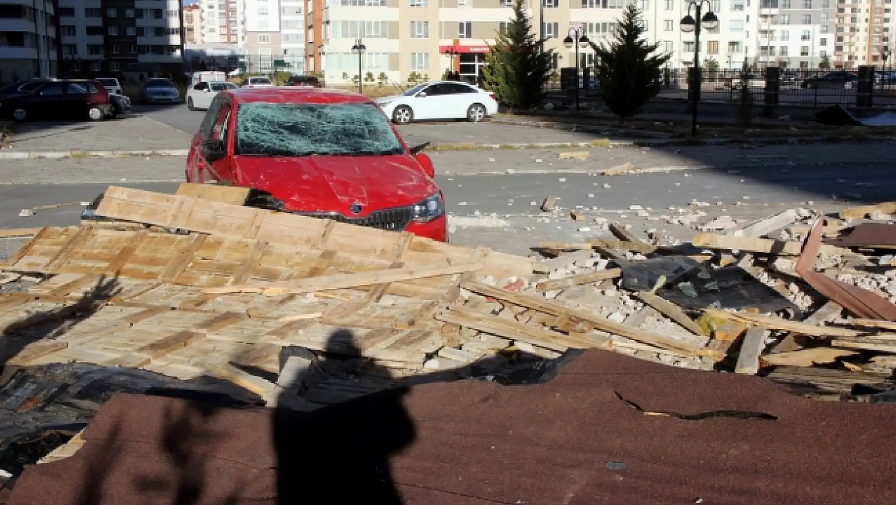 6 tonluk çatı rüzgarın şiddetine dayanamadı