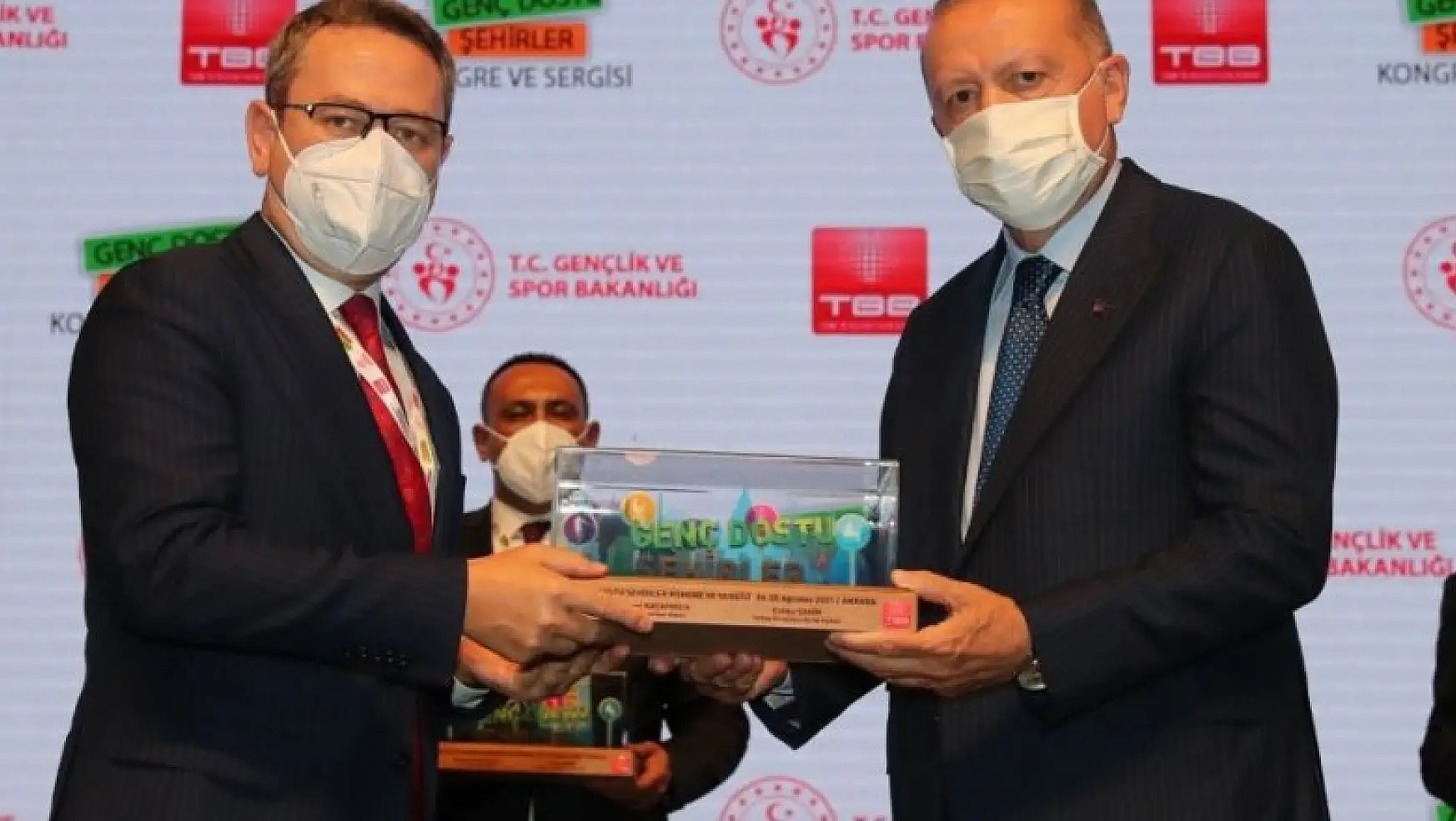 Cumhurbaşkanı Erdoğan'dan Başakşehir'e ödül