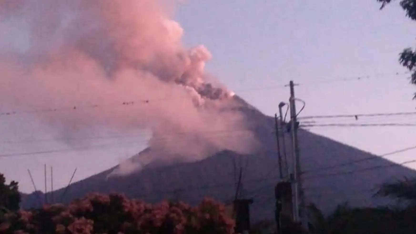Guatemala'daki Fuego Yanardağı faaliyete geçti