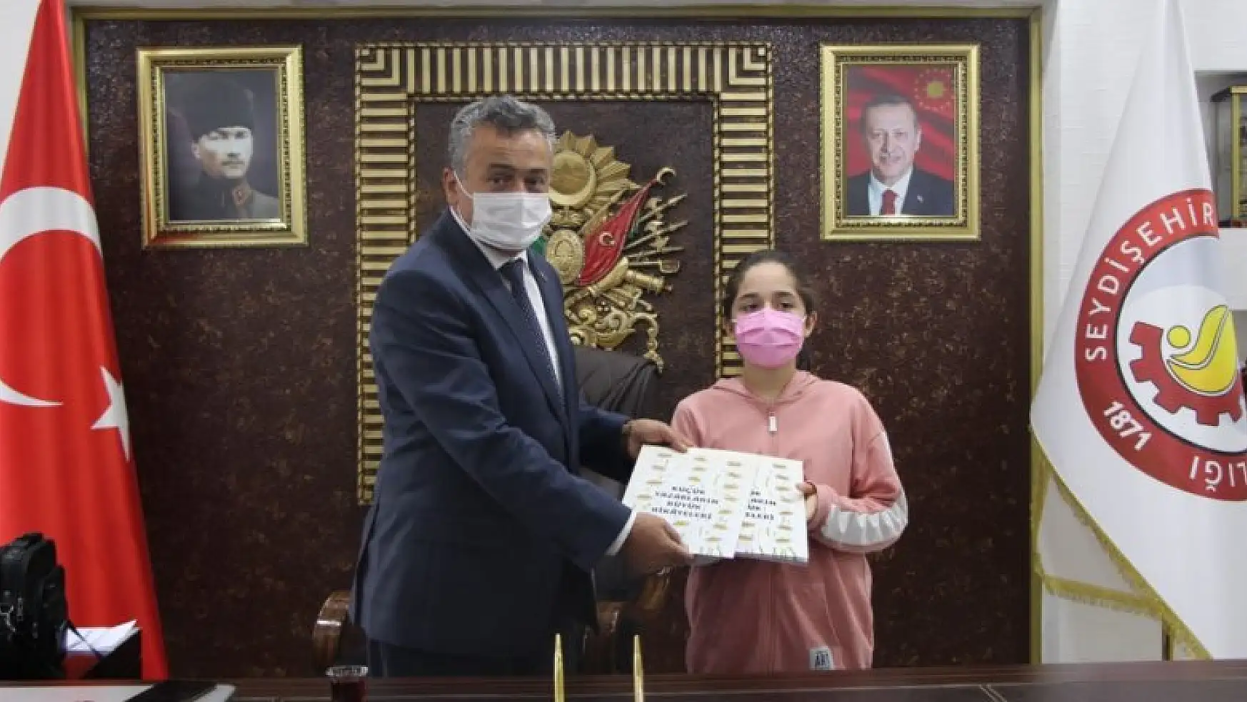 Seydişehir'de küçük yazar Başkan Tutal'a kitabını hediye etti