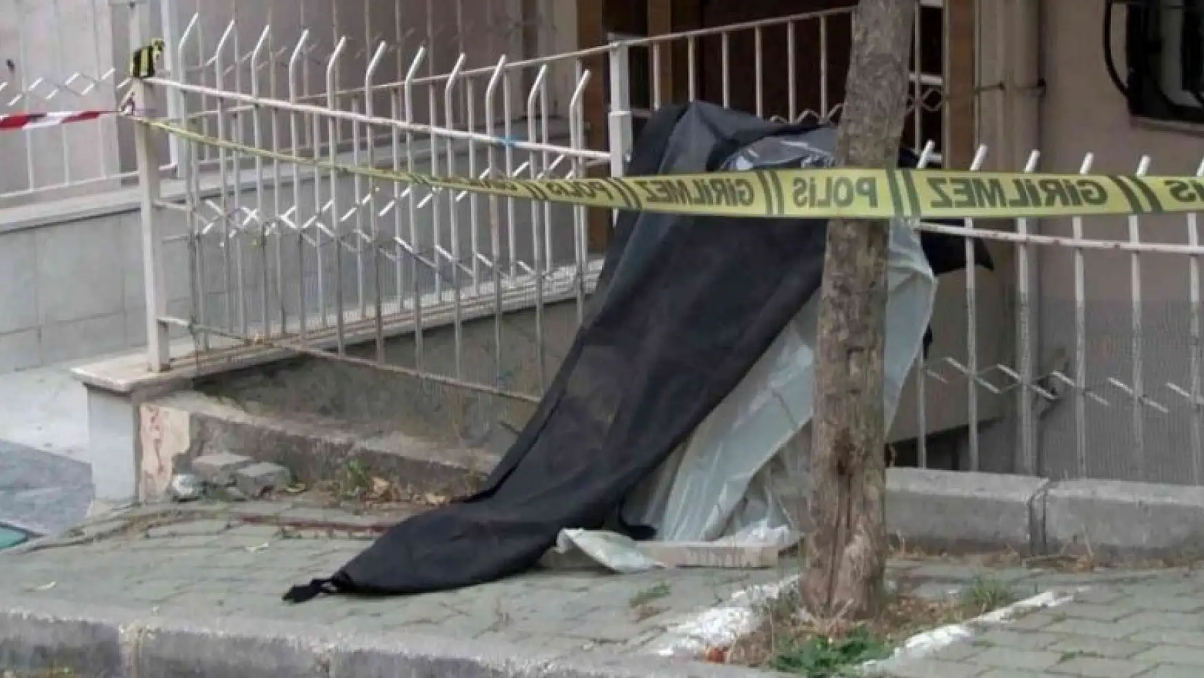 Balkonda cam silerken 5. kattan düşen yaşlı kadın hayatını kaybetti