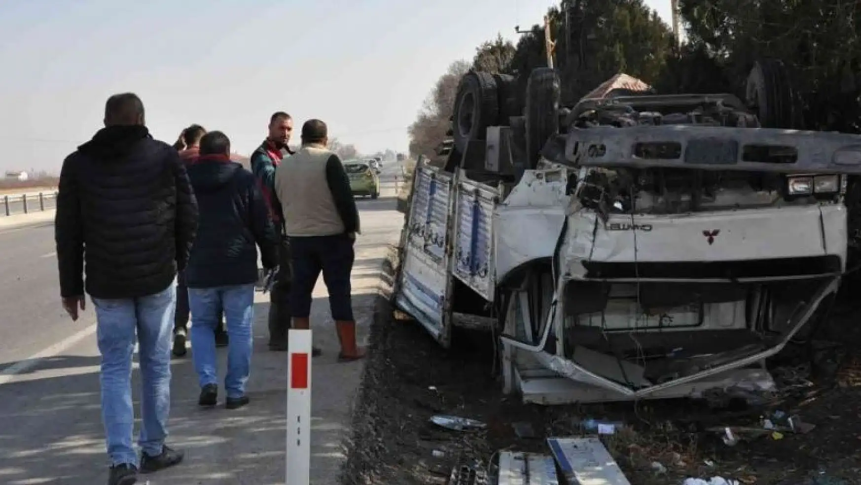 Karaman'da otomobilin arkadan çarptığı kamyonet devrildi: 2 yaralı