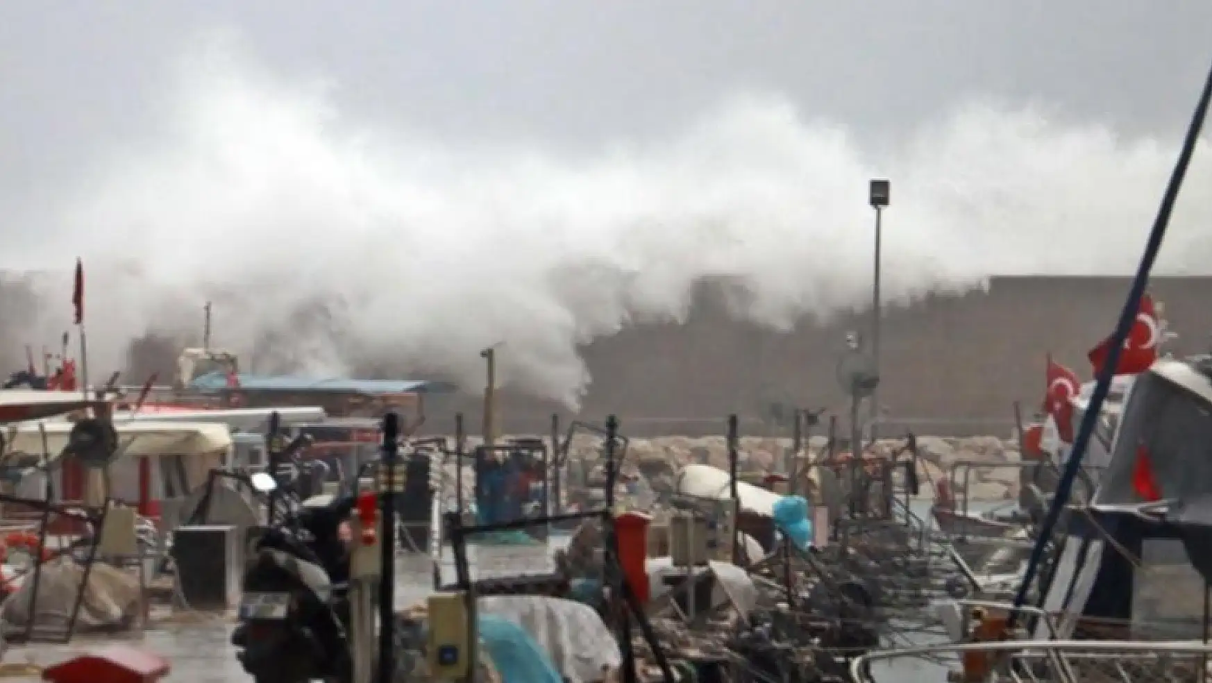 Antalya'da yağıştan dolayı iki tekne battı, balıkçılar nöbet tutmaya başladı