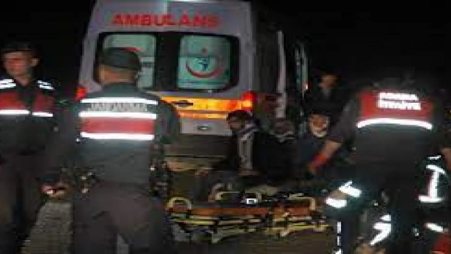 Adana'da minibüsün devrilmesi sonucu 1 kişi öldü, 10 kişi yaralandı