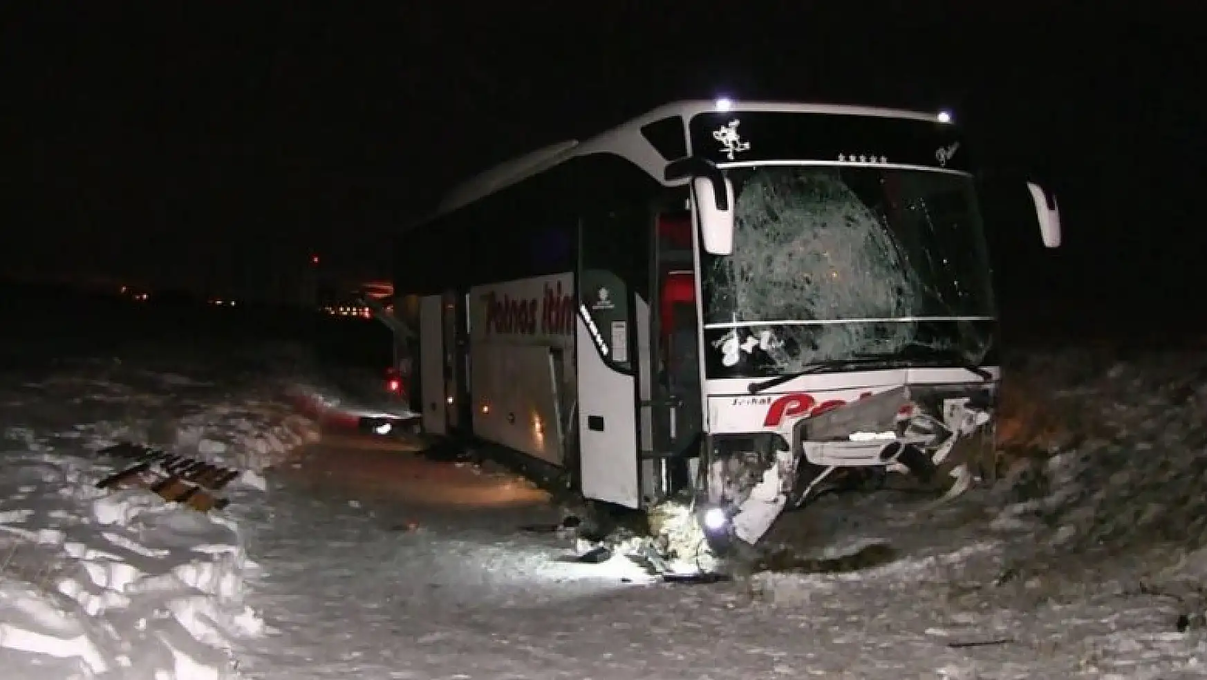 Yolcu otobüsü şarampole düştü: 4 yaralı