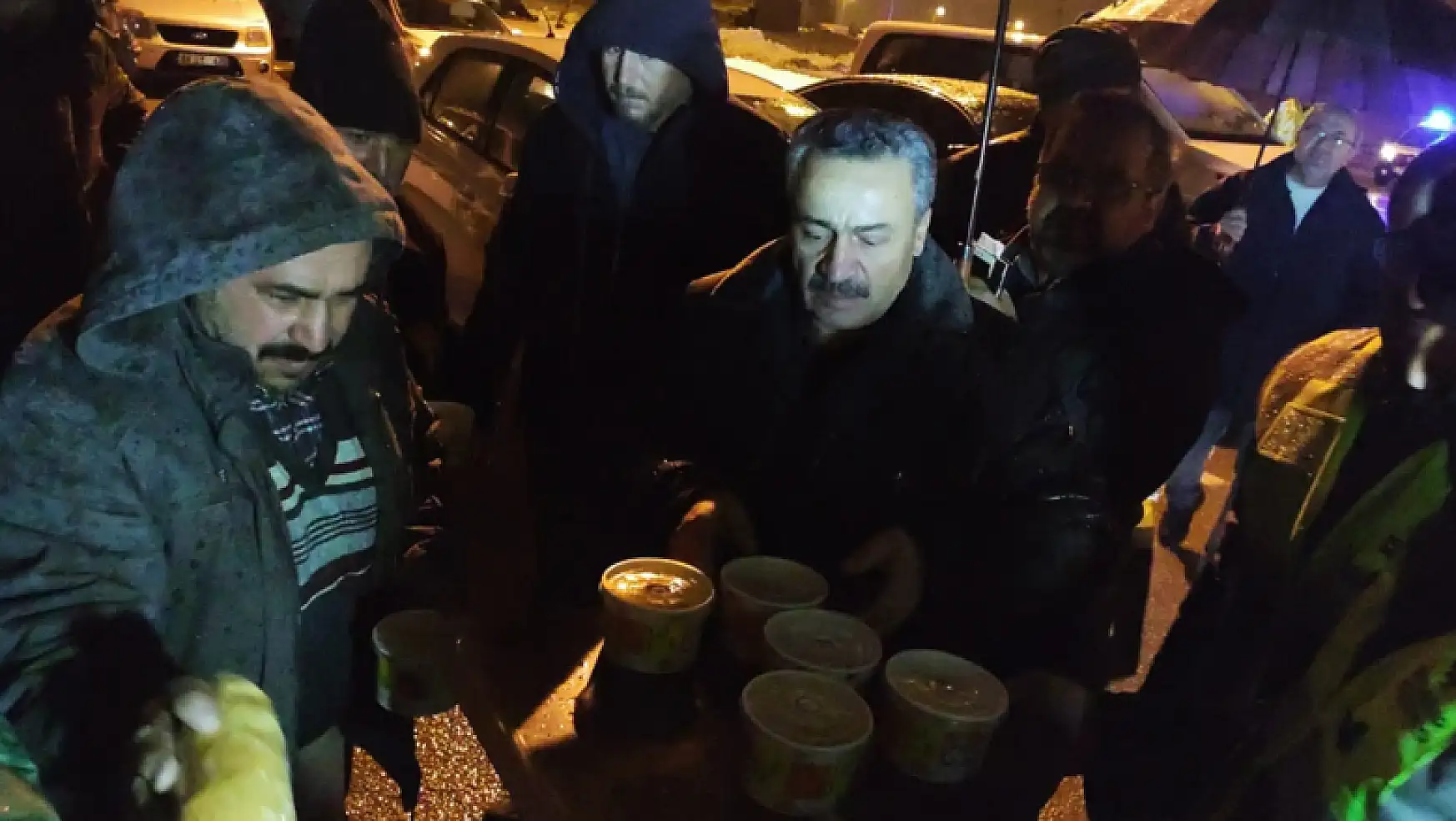 Seydişehir Belediyesi'nden yolda kalanlara sıcak çorba ikramı
