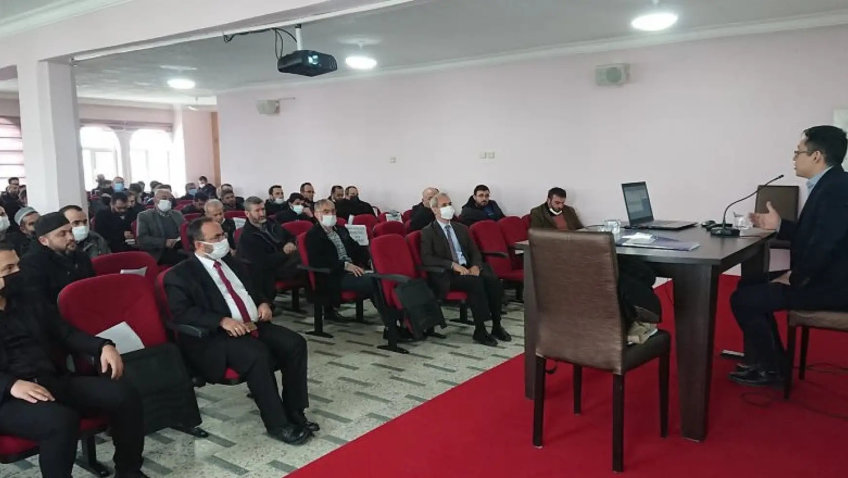 Beyşehir'de din görevlilerine koruyucu aile semineri verildi