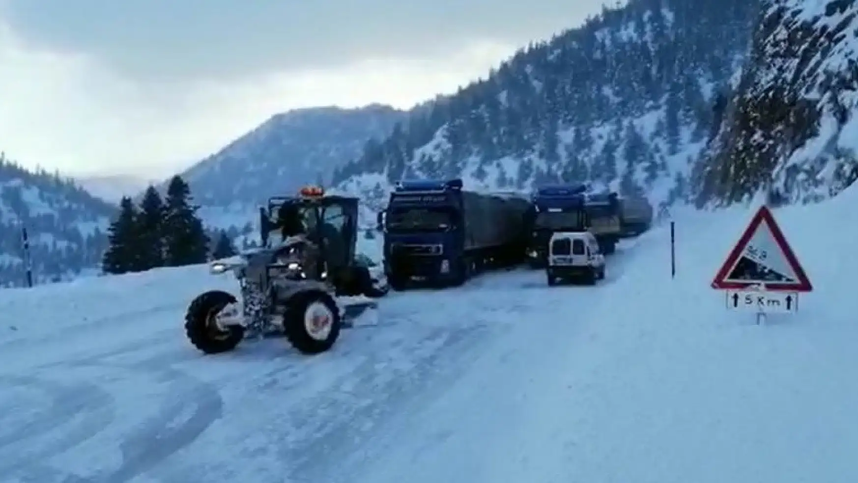 Konya-Antalya karayolunda kar yağışı ulaşımı aksattı