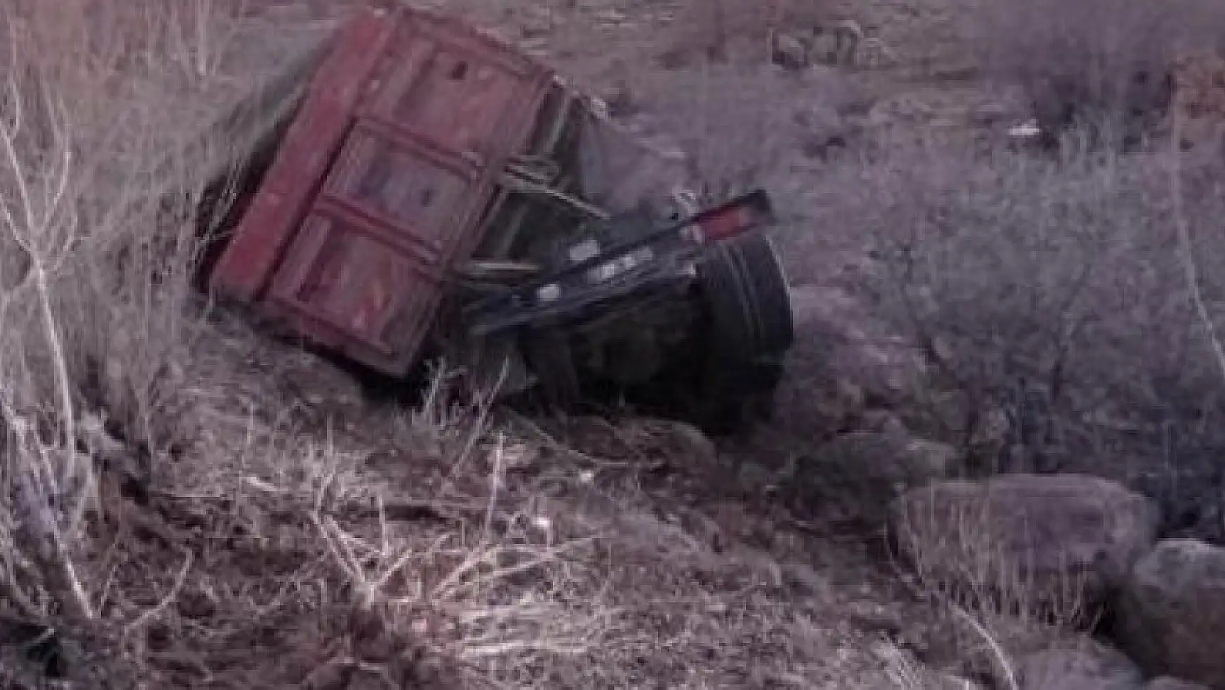 Konya'da kamyon şarampole devrildi: 1 ölü, 1 yaralı