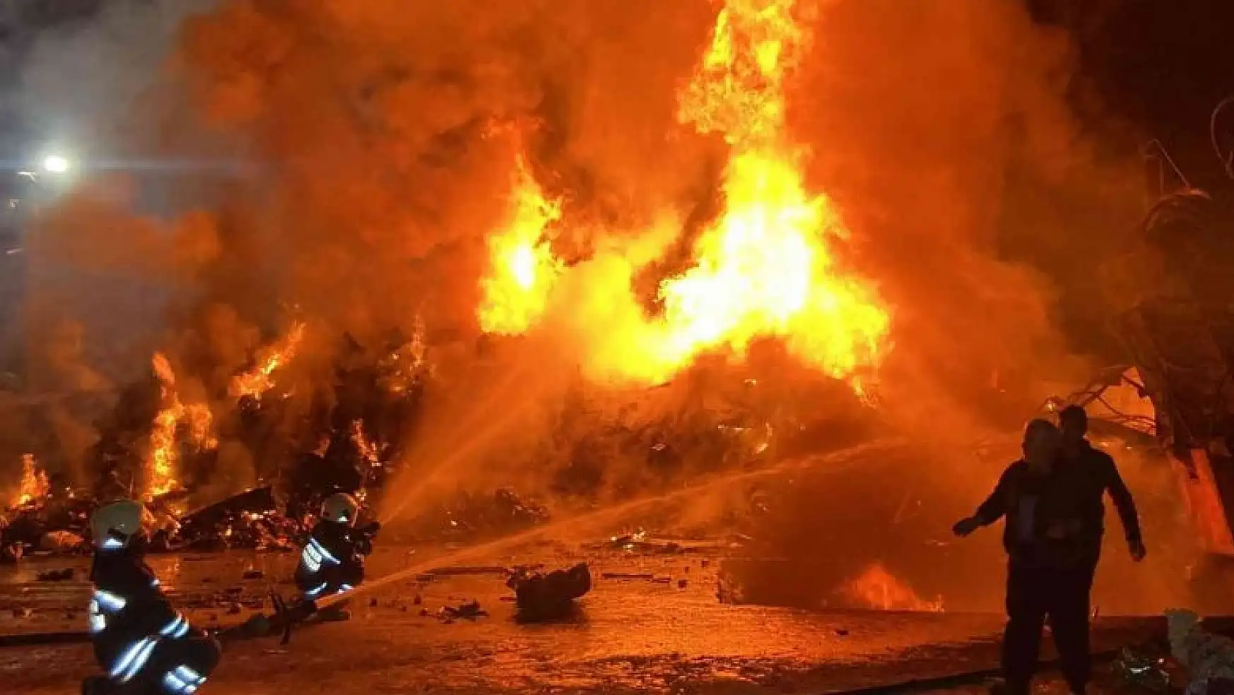 Konya'da hurdacılar sanayisinde korkutan yangın: 1 yaralı