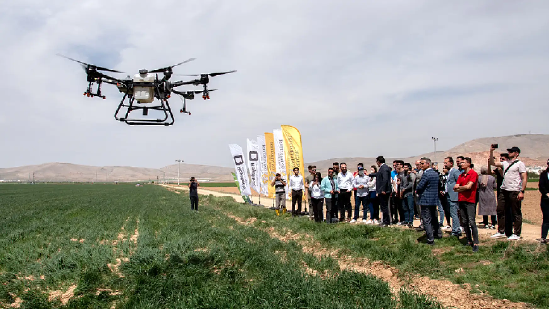 SÜ Ziraat Fakültesi çiftliğinde drone ile ilaçlama