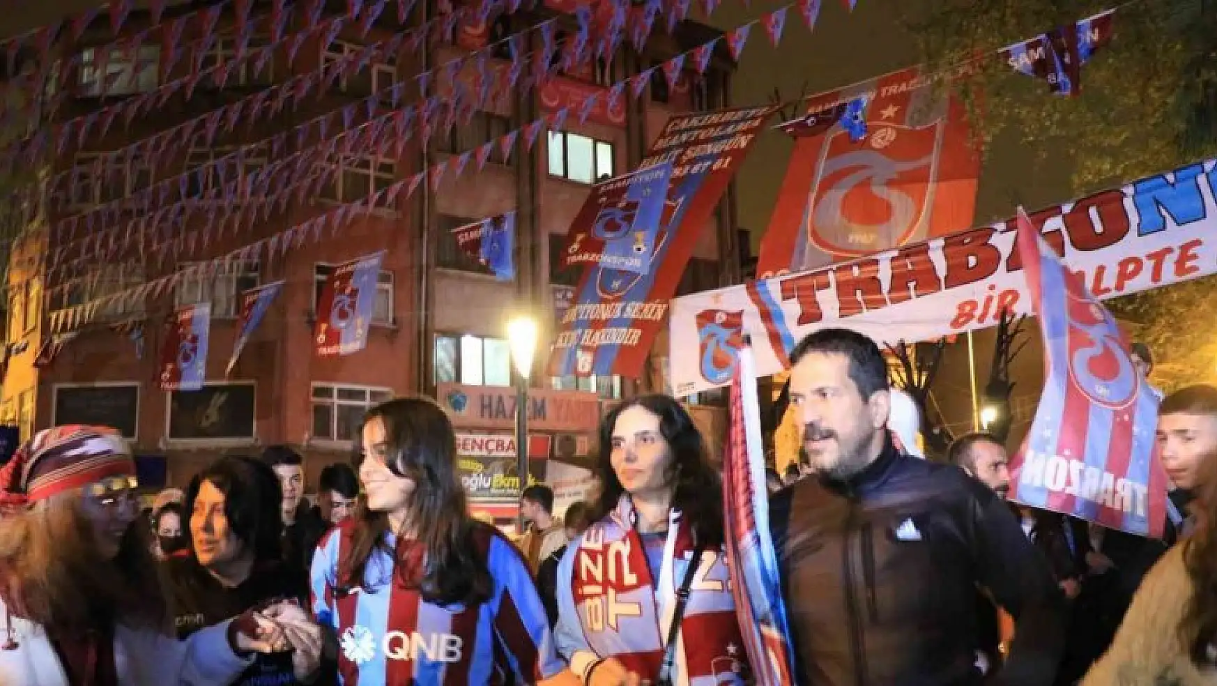 Zonguldaklılar Trabzonspor'un şampiyonluğunu kutladı