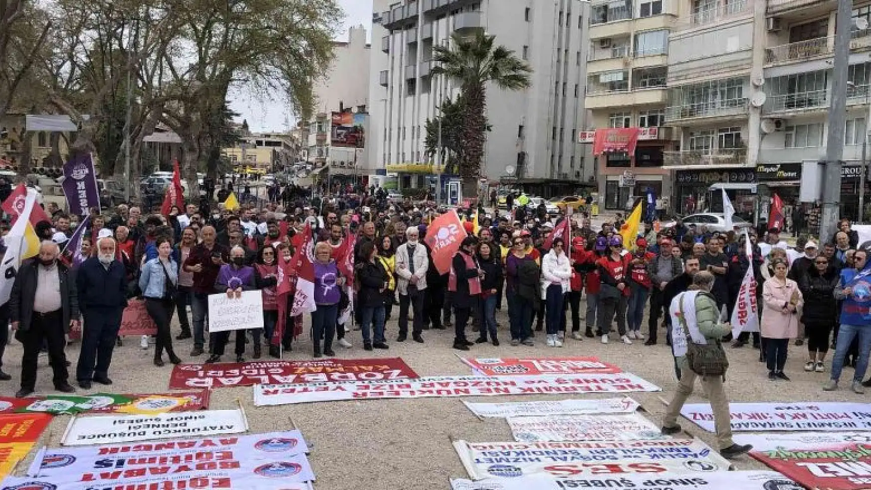 Atılan sloganlara kızan Türk-İş üyeleri 1 Mayıs kortejinden ayrıldı