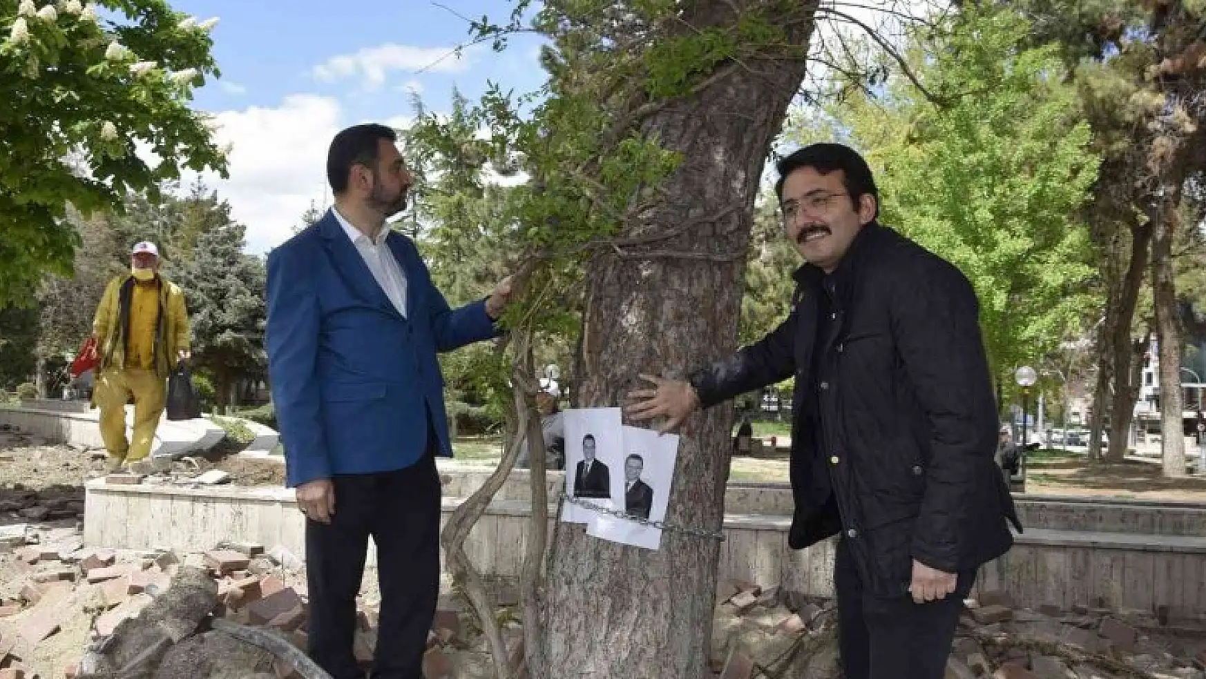 Burdur Belediyesinin kestiği yarım asırlık çam ağaçları için zincirli eylem