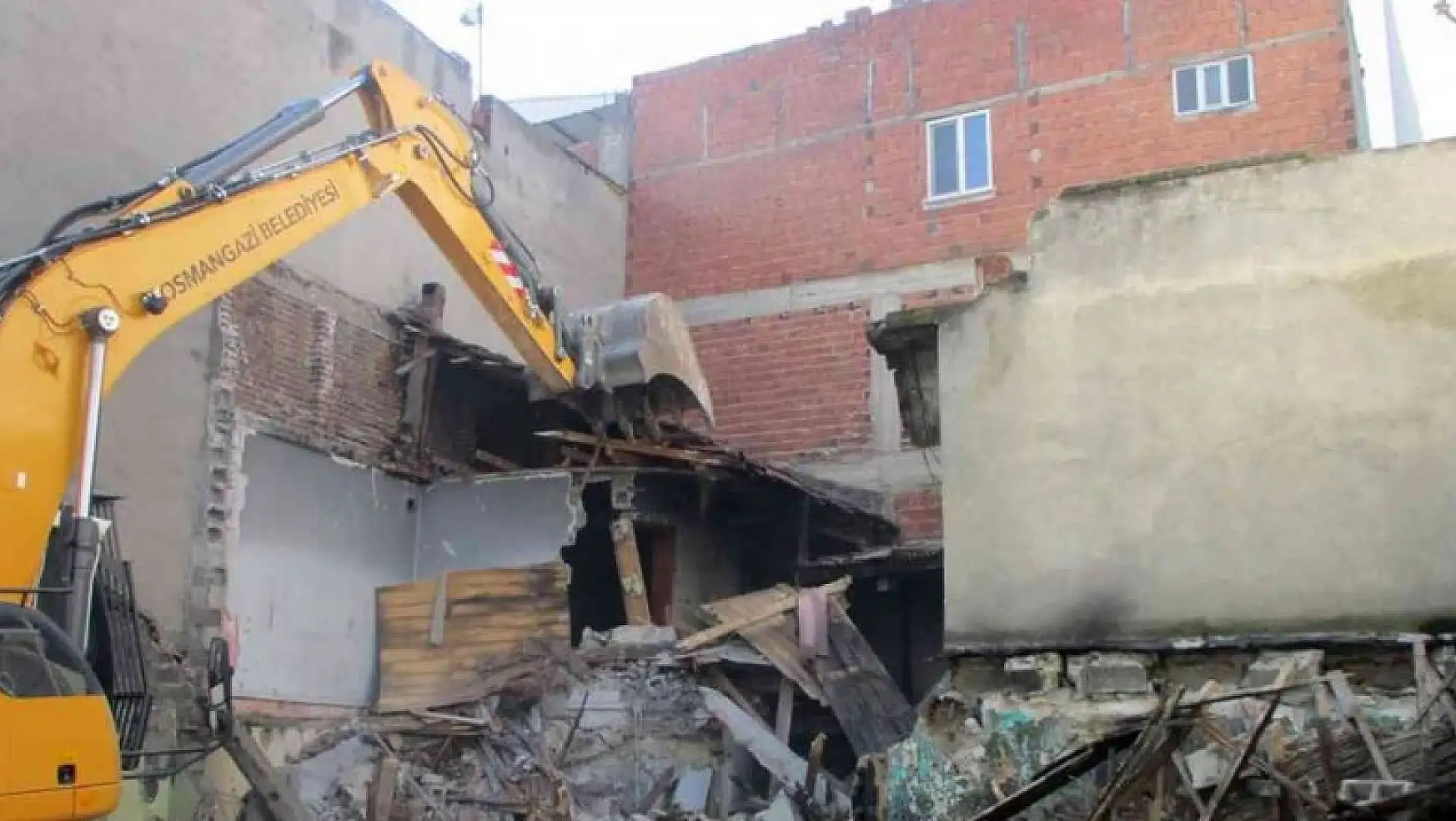 Osmangazi'de metruk binalarla mücadele sürüyor