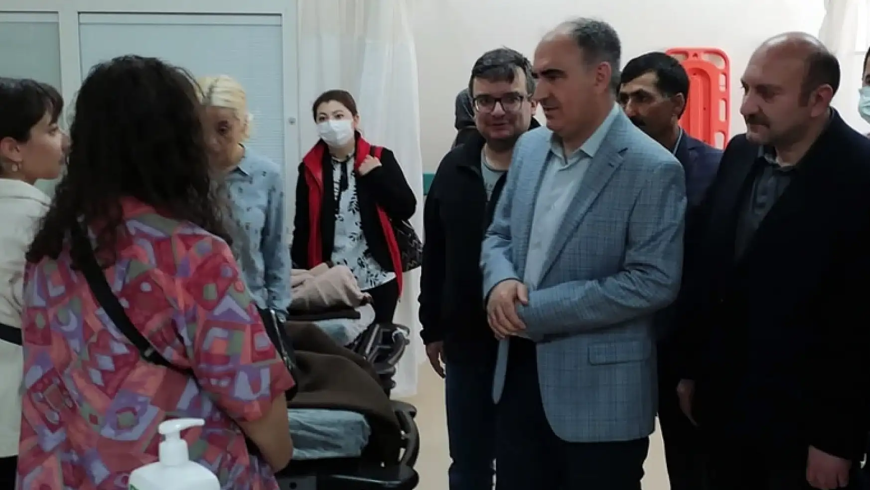 Konya Valisi Özkan, Niğde'deki kazada yaralanan öğrencileri ziyaret etti