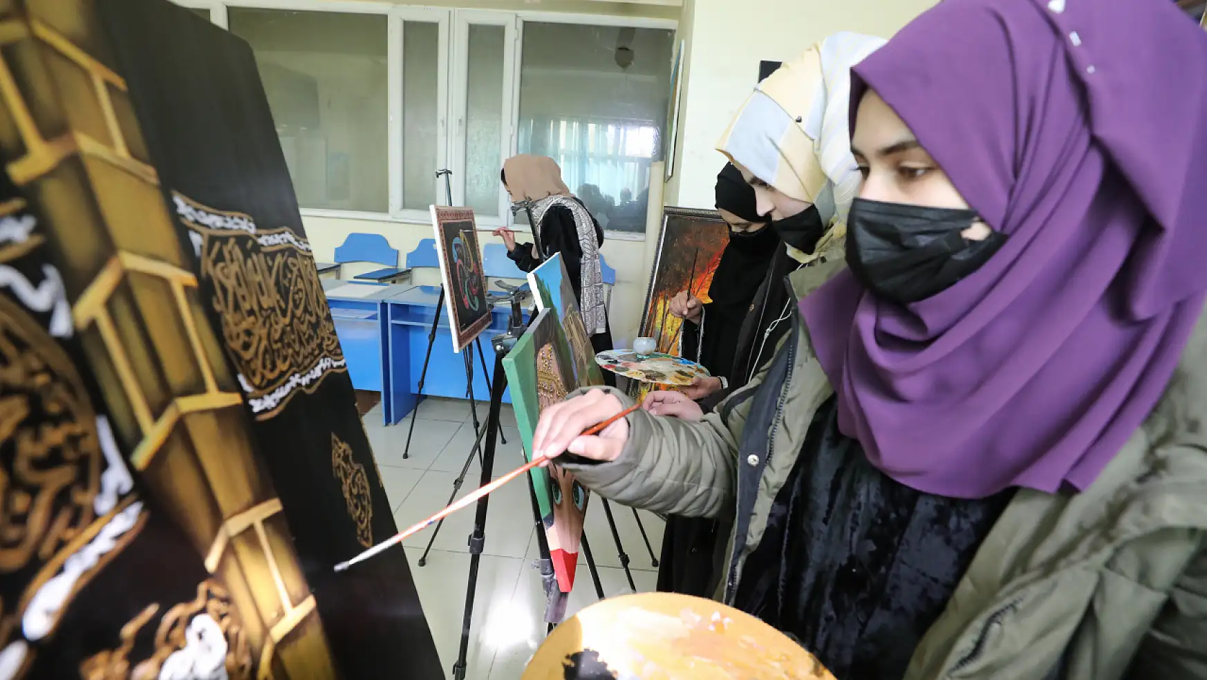 Afgan genç kadınlar resim kursunda yeteneklerini geliştiriyor