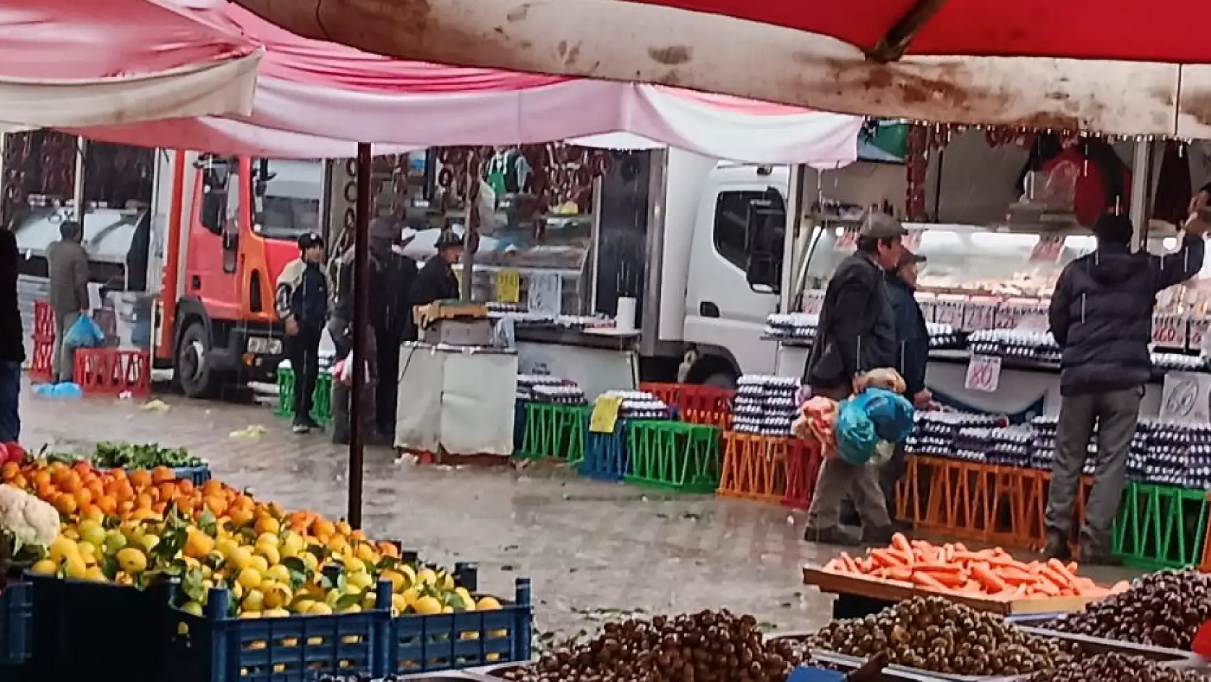 Afyon'da şiddetli rüzgar ve sağanak yağış pazarcı esnafına zor anlar yaşattı