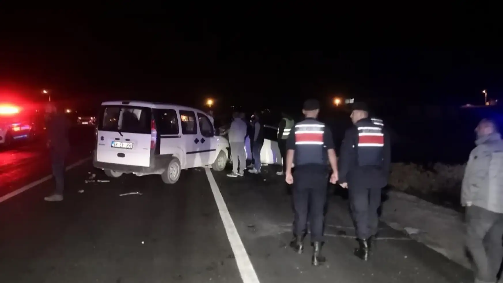 Aksaray'da 5 araç birbirine girdi! 3 kişi yaralandı!