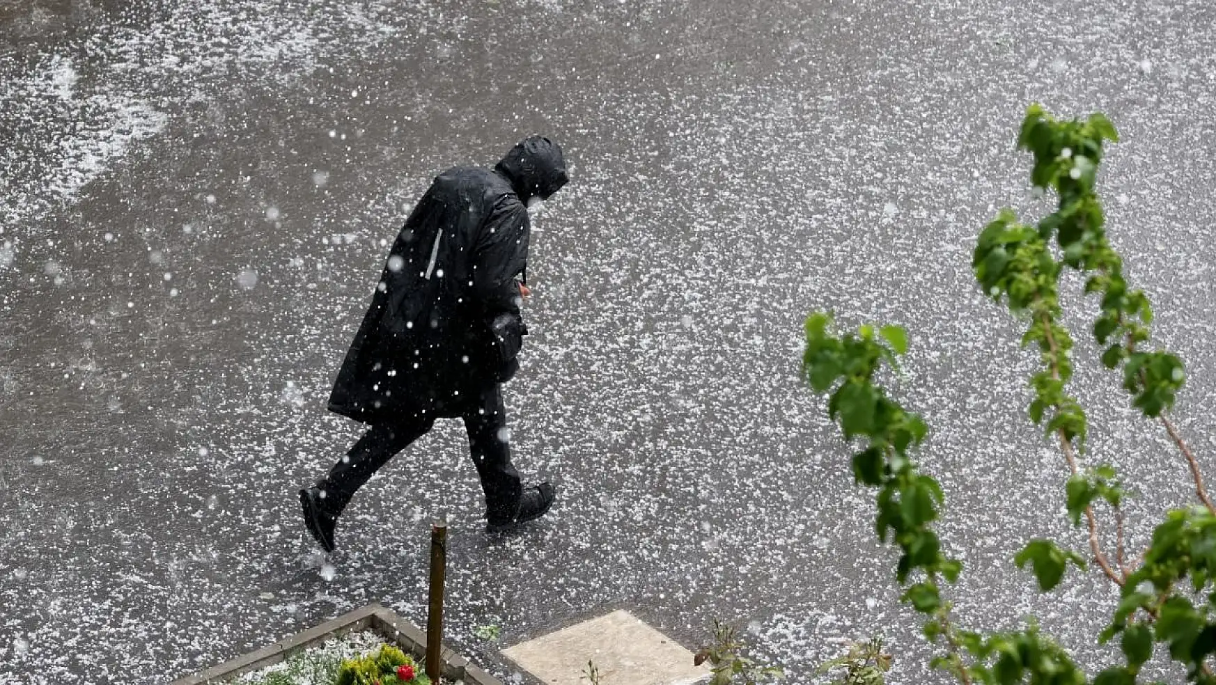 Ankara'da dolu ve sağanak yağış etkili oldu