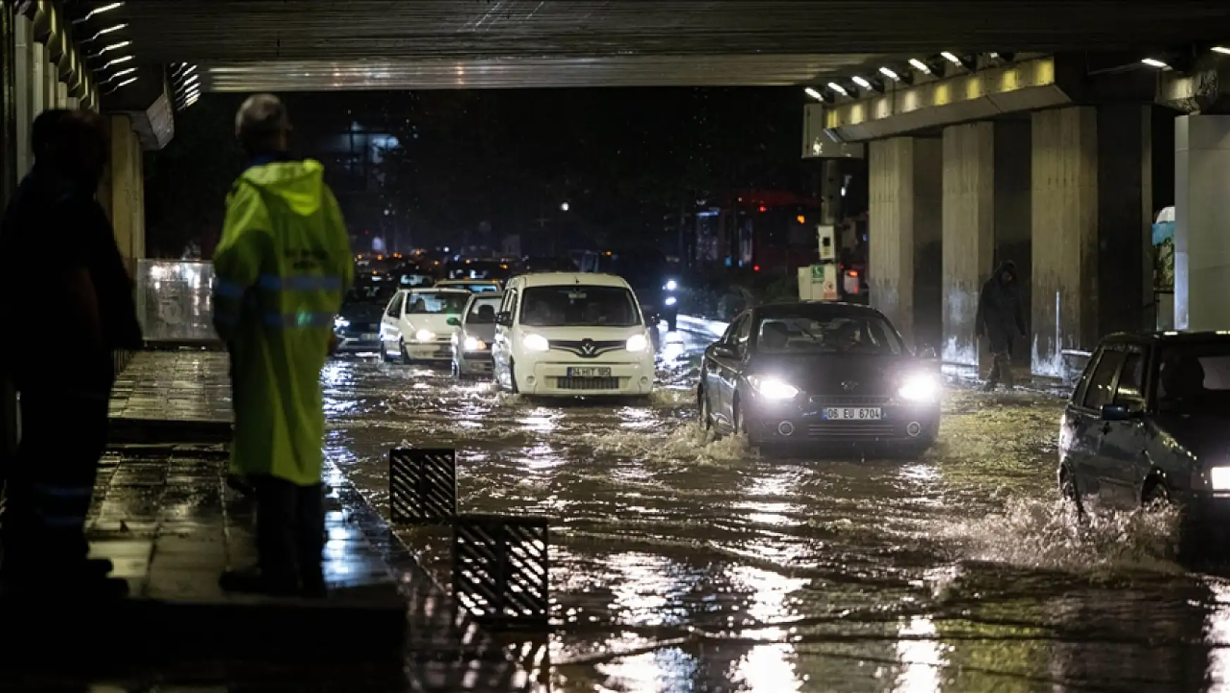 Ankara'da sağanak yağış hayatı felç etti