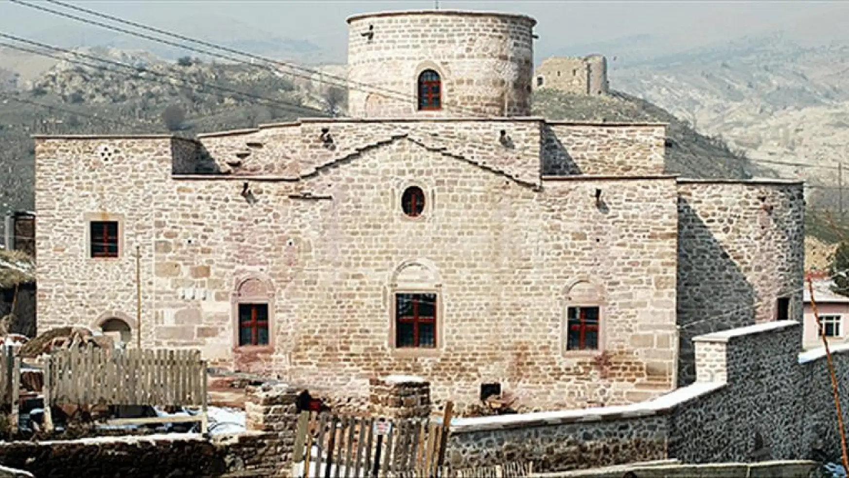 Aya Elenia Kilisesi tarihi dokusu ve mimari harikasıyla ziyaretçilerini büyülüyor