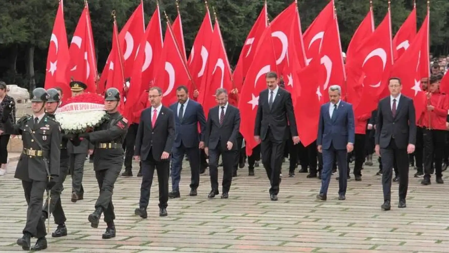 Bakan Kasapoğlu'ndan Anıtkabir'e 19 Mayıs ziyareti