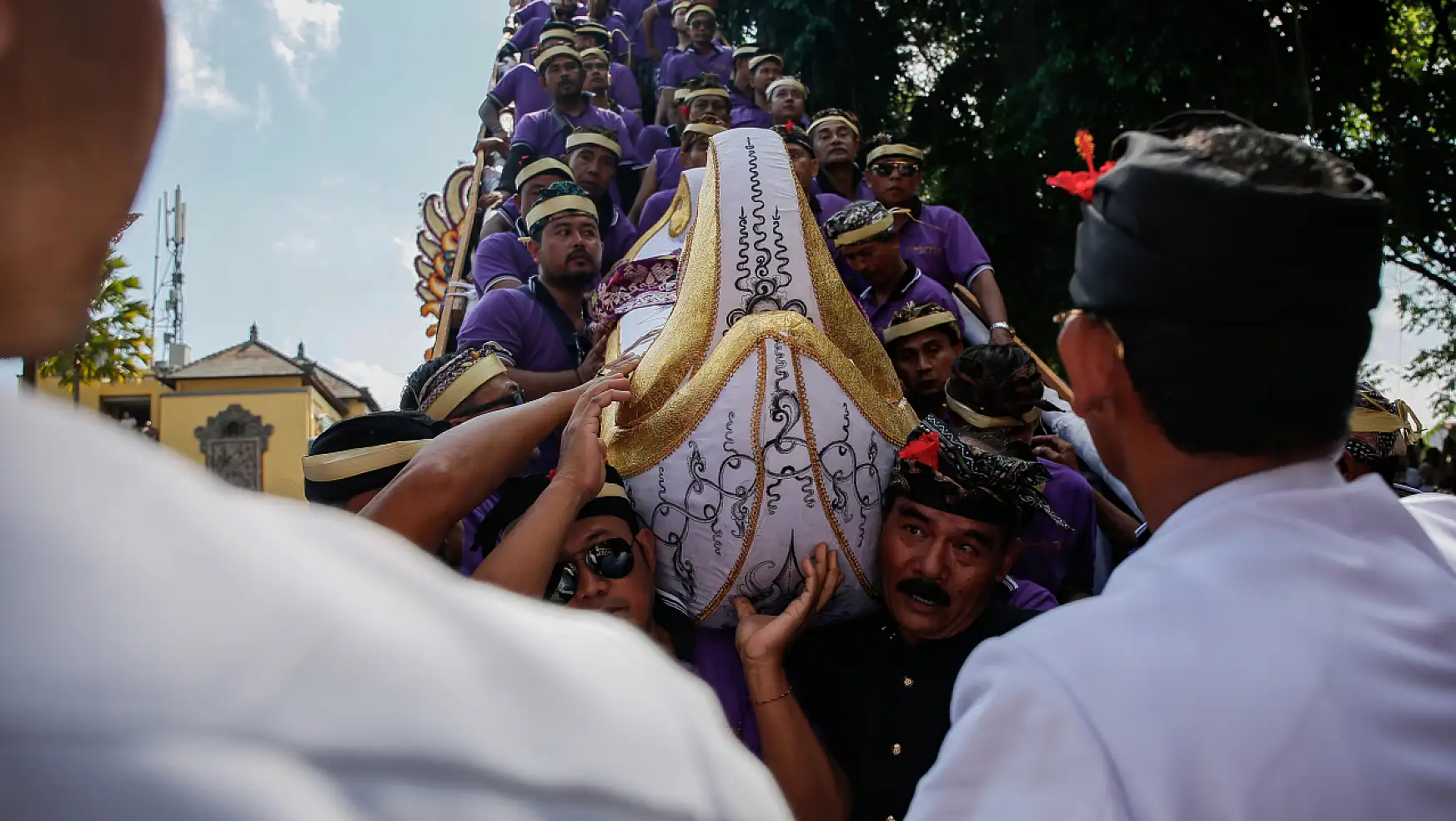 Bali Ada'sında geleneksel ölü yakma töreni gerçekleştirildi